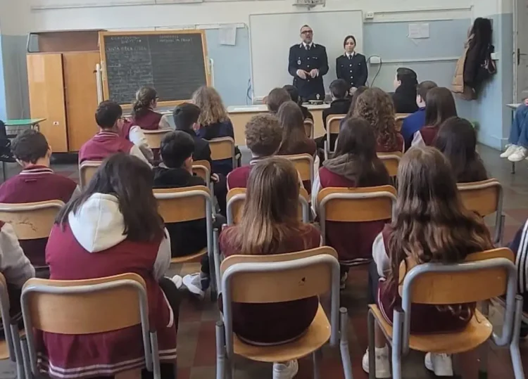 Vittoria, Polizia tra gli alunni: incontro su bullismo e dialogo con adulti