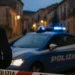Polizia di Stato vicino alla volante durante un’operazione a Modica al tramonto