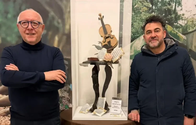 La scultura Omaggio a Vincenzo Bellini donata al Museo del Cioccolato di Modica