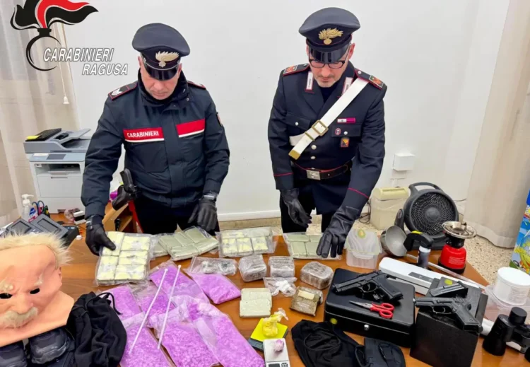 Ragusa: arrestato dai Carabinieri con sostanza stupefacente e due pistole