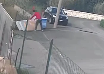 Lotta serrata abbandono rifiuti, il Comune di Santa Croce Camerina applica fermo del mezzo: sanzione da 1.000 euro