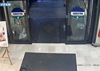 Immagine di videosorveglianza dell’ingresso di un supermercato acquisita dalla Polizia