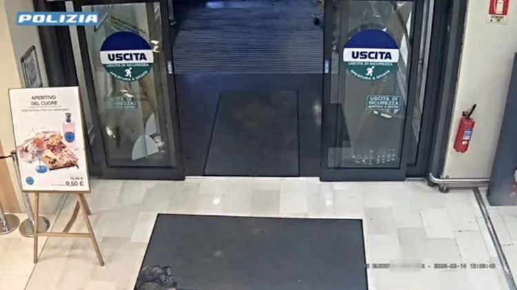 Immagine di videosorveglianza dell’ingresso di un supermercato acquisita dalla Polizia