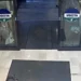 Immagine di videosorveglianza dell’ingresso di un supermercato acquisita dalla Polizia