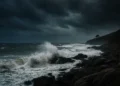 Maltempo in Sicilia con onde alte e cielo scuro.
