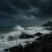 Maltempo in Sicilia con onde alte e cielo scuro.