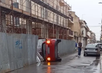 Incidente Vittoria: Fiat 500 si ribalta e si schianta contro un cantiere