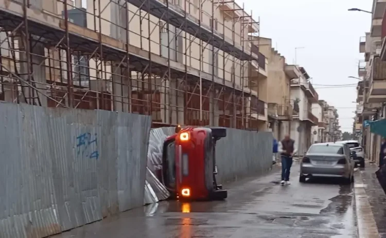 Incidente Vittoria: Fiat 500 si ribalta e si schianta contro un cantiere