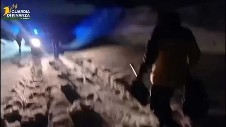 Bufera sull'Etna, auto coperte da neve, soccorse cinque persone