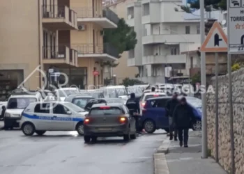 Modica, salta un tombino e fuoriesce fumo: chiuso un tratto di via Resistenza Partigiana
