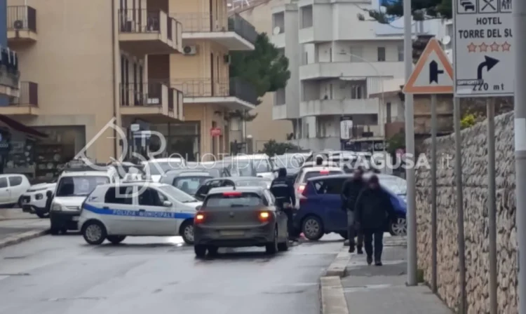 Modica, salta un tombino e fuoriesce fumo: chiuso un tratto di via Resistenza Partigiana