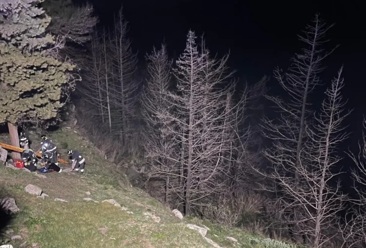 Donna cade in un dirupo nella pineta Calaforno: salvata da vigili del fuoco di Ragusa