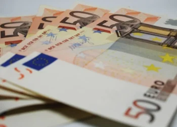 Banconote false da 50 euro, allarme in aumento e nuove tecniche di truffa: come riconoscerle