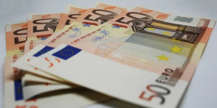 Banconote false da 50 euro, allarme in aumento e nuove tecniche di truffa: come riconoscerle