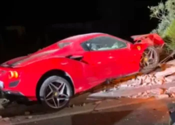 Ferrari si schianta contro un parapetto a Gela: 2 feriti