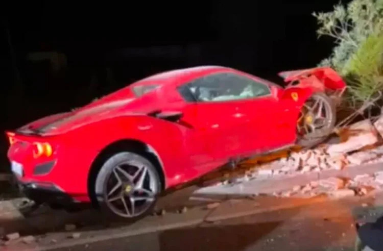 Ferrari si schianta contro un parapetto a Gela: 2 feriti
