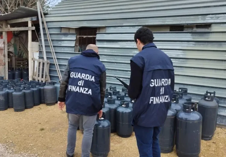 Ragusa, maxi sequestro di 117 bombole GPL: denunciato un uomo di Scicli
