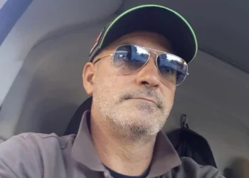 Cade dal primo piano mentre monta un condizionatore: muore Francesco Greco di 53 anni