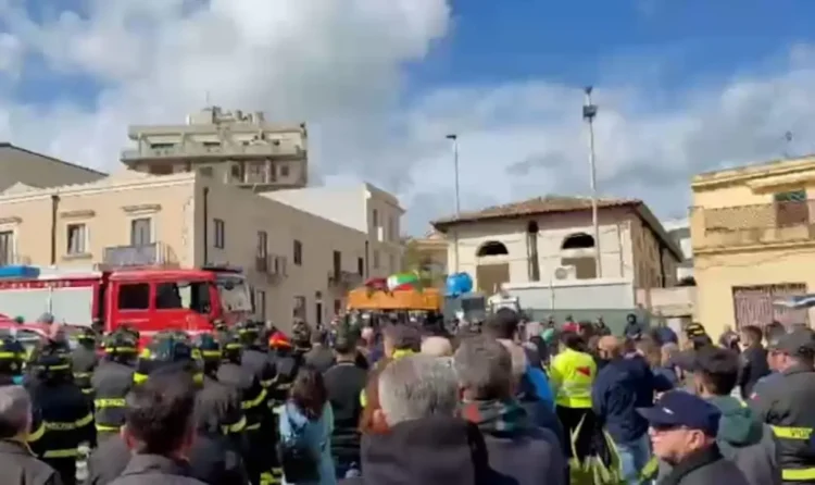 Pozzallo, funerali di Salvatore Floridia: vigile del fuoco morto a 42 anni