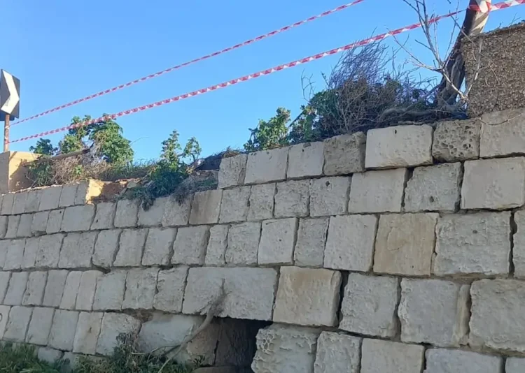 Paura a Cava D'Aliga: auto sbanda sulla curva e sfiora il volo dalla scogliera