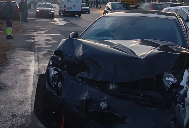 Incidente Vittoria, scontro tra auto davanti ex sede della Polizia Locale