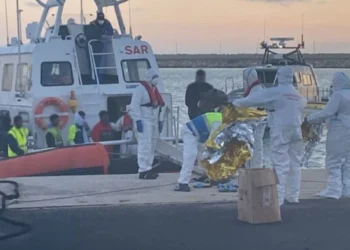 Pozzallo, sbarcati 21 migranti: alcuni casi di scabbia
