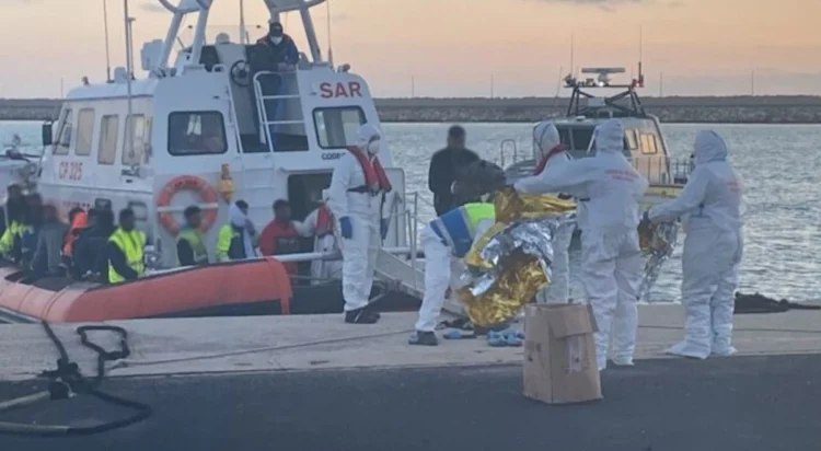 Pozzallo, sbarcati 21 migranti: alcuni casi di scabbia