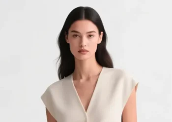 outfit minimalista 2026 in stile Made in Italy con palette neutra