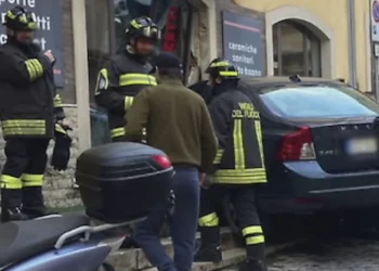 Tragedia sfiorata a Modica, auto contro vetrina in via Modica Sorda