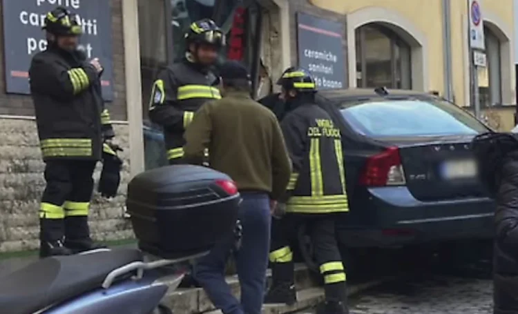 Tragedia sfiorata a Modica, auto contro vetrina in via Modica Sorda
