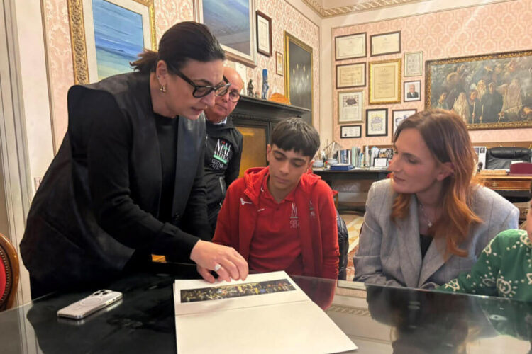 Modica, il ciclista Matteo Spada ricevuto dal sindaco