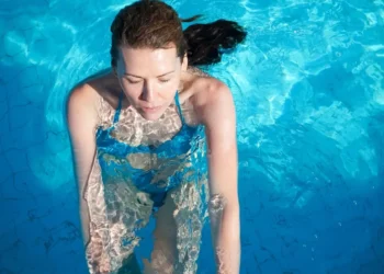 Gambe pesanti e gonfiore, un disturbo sempre più diffuso tra le donne 30–50 anni: cause e rimedi