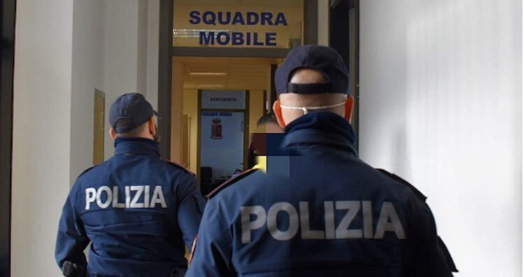 Ragusa, furti di denaro e materiale elettronico: 54enne ai domiciliari