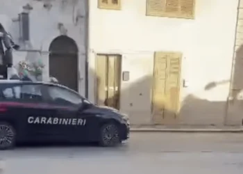 Scicli, entra in un supermercato e aggredisce il personale