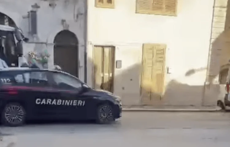 Scicli, entra in un supermercato e aggredisce il personale