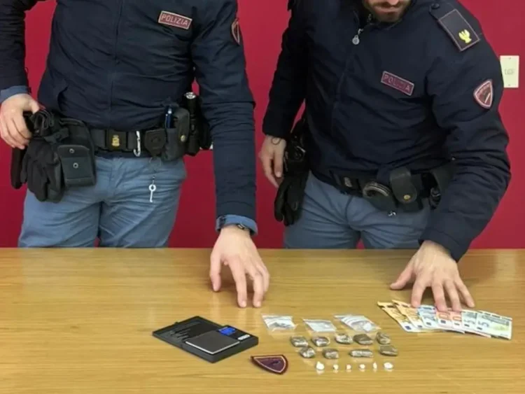 Gela, in auto con 17 involucri di hashish, cocaina e crack: arrestato 26enne