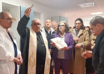 Il Vescovo Rumeo benedice il reparto dell’ospedale di Modica alla presenza di medici e istituzioni