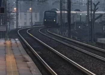 Ha le cuffie e non sente l'arrivo del treno, 17enne muore