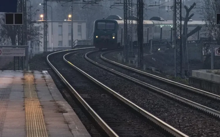 Ha le cuffie e non sente l'arrivo del treno, 17enne muore