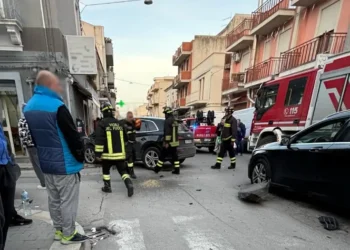 Vittoria, perde il controllo del Suv e investe due persone