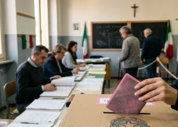 Affluenza referendum giustizia ore 12 urna elettorale.