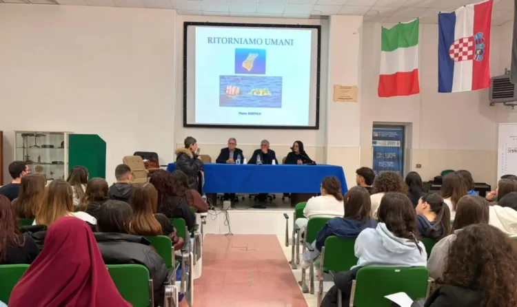 Modica, all'Istituto Verga la conferenza sul tema Restiamo umani con Pietro Bartolo