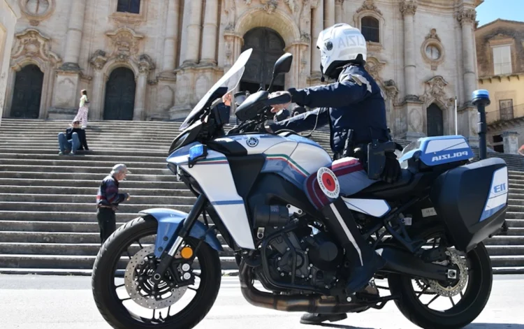Polizia di Stato a Modica durante controllo stradale