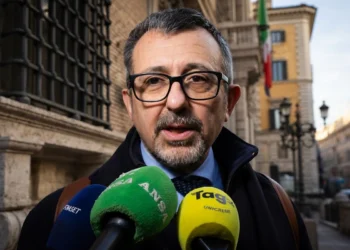 Andrea Delmastro durante una dichiarazione alla stampa