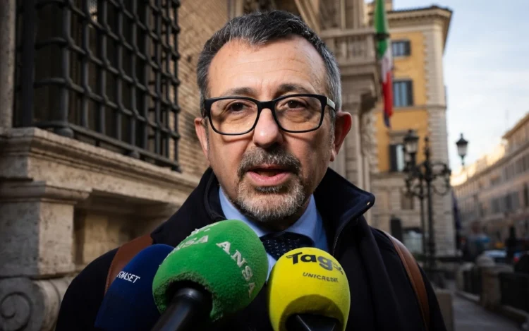 Andrea Delmastro durante una dichiarazione alla stampa