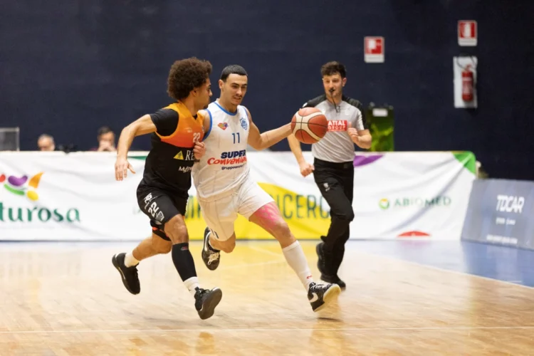 Azione di gioco durante il match tra Svincolati Milazzo e Virtus Ragusa