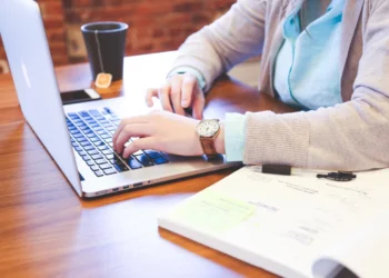 Firma di un contratto di lavoro per accedere al Bonus assunzione