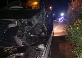 Rottami di una Renault Clio dopo l'incidente sulla provinciale Santa Croce-Comiso.