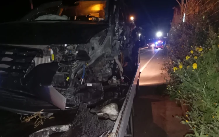Rottami di una Renault Clio dopo l'incidente sulla provinciale Santa Croce-Comiso.