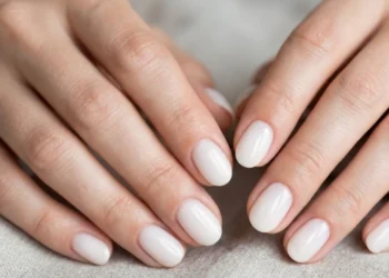 Unghie milky white con finish lattiginoso e lucido